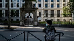 Un enfant devant son collège, le 18 mai 2020 à Lyon