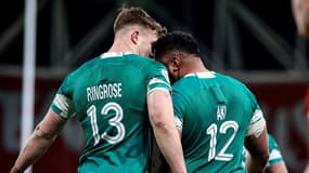 Le trois-quarts centre irlandais Garry Ringrose célèbre un essai avec Bundee Aki, le 1er février 2025