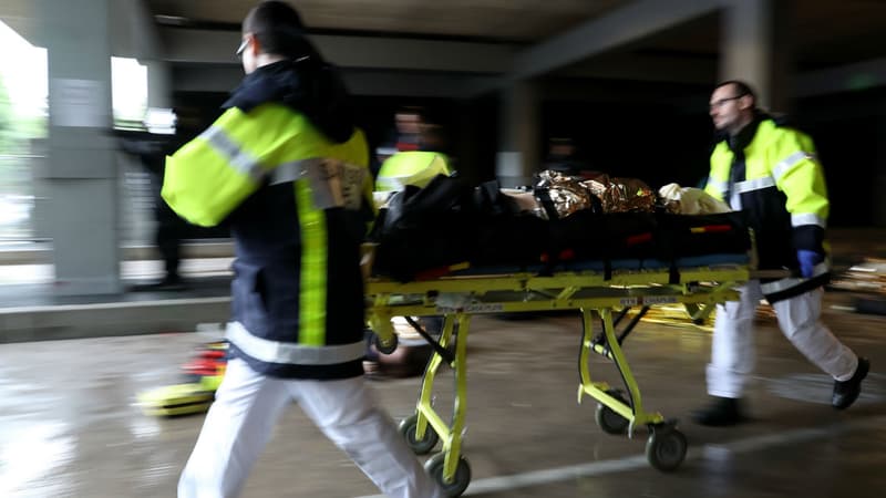 Les pompiers lors d'un exercice de simulation d'attaque terroriste, le 31 mai 2016 près du Stade de France à Saint-Denis.