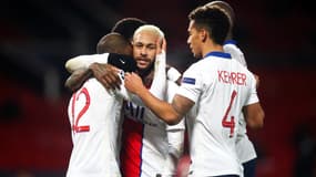 Neymar entouré de Rafinha et Thilo Kehrer, à Manchester le 2 décembre 2020