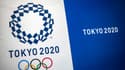 Le logo officiel des Jeux olympiques de Tokyo dans les locaux du comité d'organisation à Tokyo le 30 avril 2021