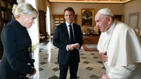 Le pape François, Emmanuel et Brigitte Macron, à Saint-Pierre-de-Rome le 24 octobre 2022. 