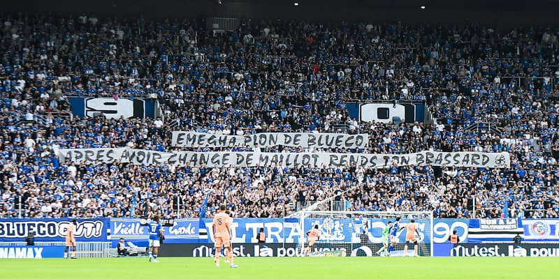 Une banderole contre Emanuel Emegha, capitaine du RC Strasbourg