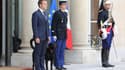 Emmanuel Macron et son chien Nemo, le 28 août 2017, à l'Elysée. 