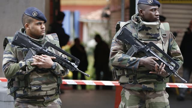 Des militaires devant le bâtiment où trois de leurs confrères ont été agressés à l'arme blanche, mardi 3 janvier, à Nice.