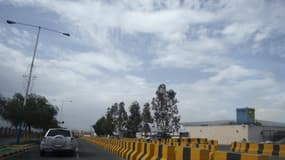 Devant l'ambassade britannique à Sanaa. L'armée bloquait dimanche l'accès à plusieurs ambassades occidentales à Sanaa, capitale du Yémen, alors que plusieurs pays, dont la France, ont fermé leurs représentations diplomatiques par crainte d'attentats islam