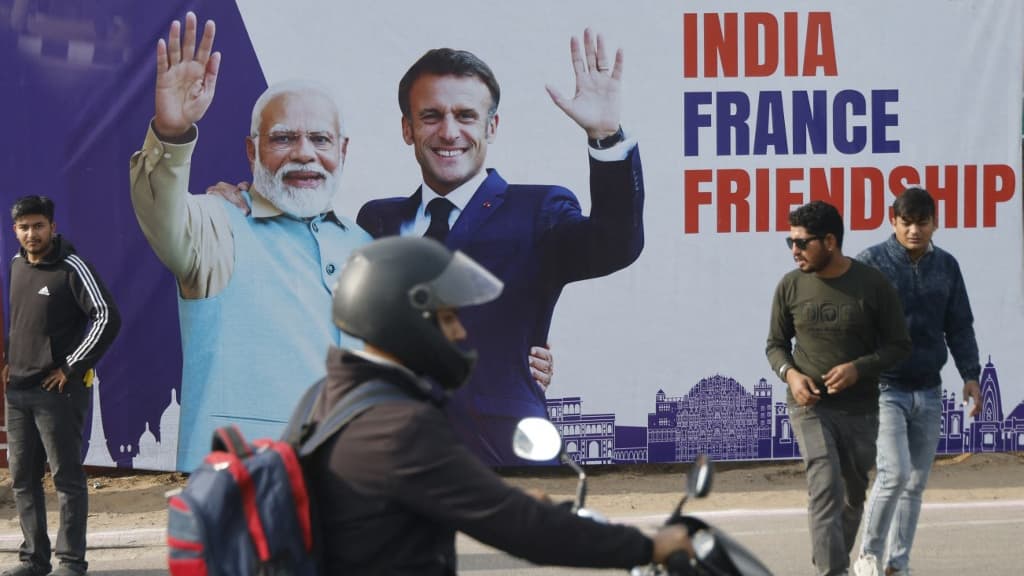 Une fresque représentant Emmanuel Macron et Narendra Modi sur un mur de Jaipur, en Inde, janvier 2024 