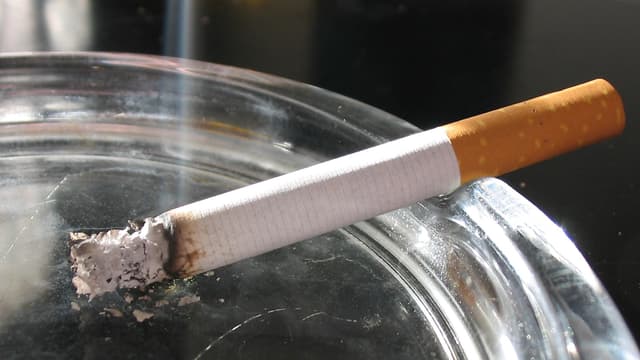 Une cigarette dans un cendrier