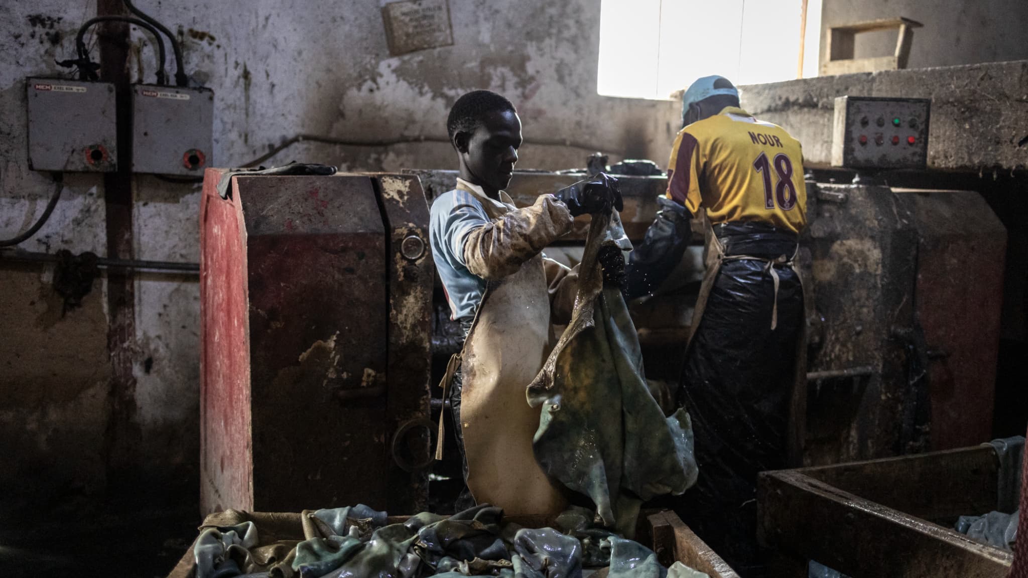 Un artisan travaillant le cuir à Kano 