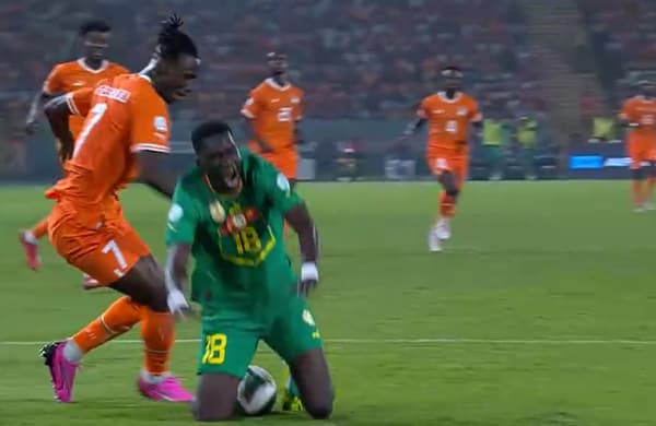 L'intervention litigieuse d'Odilon Kossounou sur Ismaïla Sarr, non vérifiée par le VAR, lors de Sénégal-Côte d'Ivoire (1-1, 4 t.ab. 5), le 29 janvier 2024 L'intervention litigieuse d'Odilon Kossounou sur Ismaïla Sarr, non vérifiée par le VAR, lors de Sénégal-Côte d'Ivoire (1-1, 4 t.ab. 5), le 29 janvier 2024