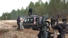 Des manifestants contre la ligne LGV Sud-Ouest dégradent un véhicule de gendarmerie dans le sud de la Gironde, le 12 octobre 2024