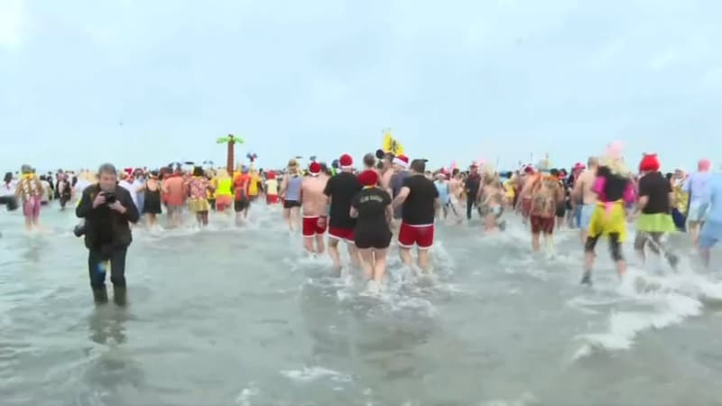 Des centaines de personnes se sont jetées à l'eau pour un "bain des givrés" du Nouvel An à Malo-les-Bains.