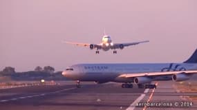 Un avion qui allait atterrir à l'aéroport de Barcelone a dû remettre les gaz pour éviter une collision, samedi 5 juillet 2014.