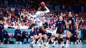 Pauletta Foppa face à la Norvège en finale du tournoi olympique de handball le 10 août 2024