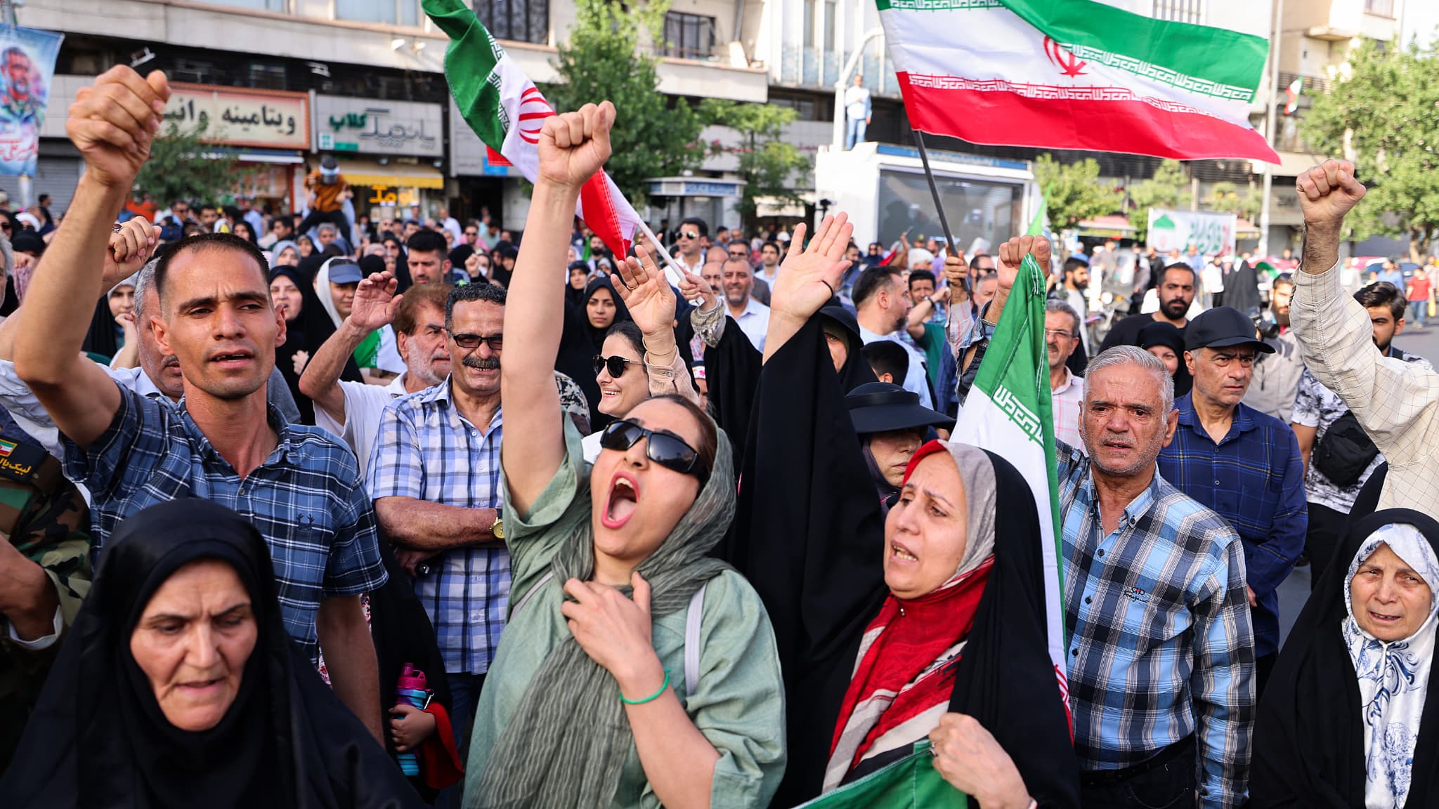 Des Iraniens manifestent contre l'attaque américaine sur la place Enghelab à Téhéran, le 22 juin 2025.