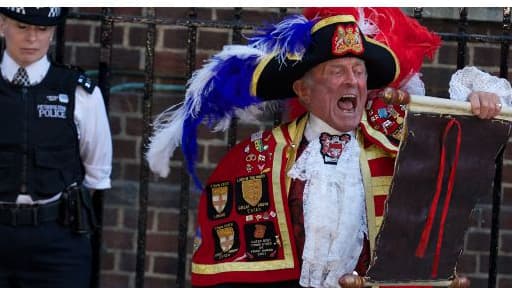 Avec son costume, son chapeau à plumes et son parchemin, l'homme a fait complètement illusion.