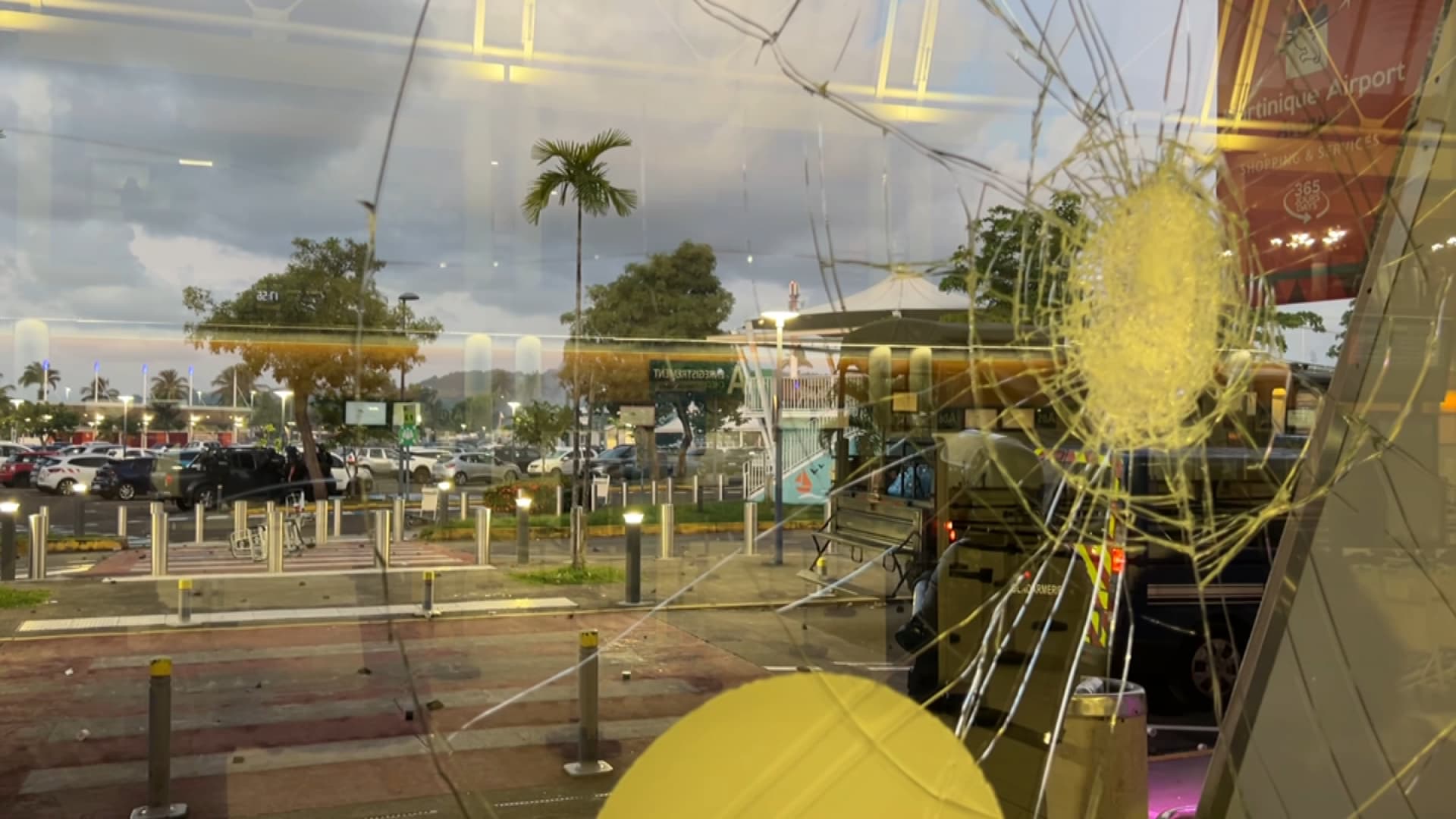 L'aéroport de Martinique touché par les violences en marge du mouvement de protestation contre la vie chère, le 11 octobre 2024 L'aéroport de Martinique touché par les violences en marge du mouvement de protestation contre la vie chère, le 11 octobre 2024