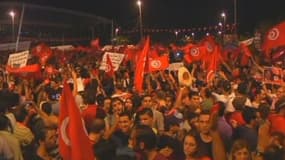 Selon la police, quelque 40.000 manifestants ont battu le pavé dans la nuit de mardi à mercredi en banlieue de Tunis