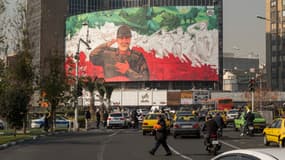 Une affiche représentant des images symboliques de l'ancien commandant de la Force Qods du Corps des gardiens de la révolution islamique (CGRI), le général de division Qassem Soleimani, et d'athlètes iraniens est accrochée sur un bâtiment public dans le centre-ville de Téhéran, en Iran, le 6 janvier 2026. Le général Qassem Soleimani a été tué lors d'une frappe aérienne américaine à l'aéroport international de Bagdad en 2020
