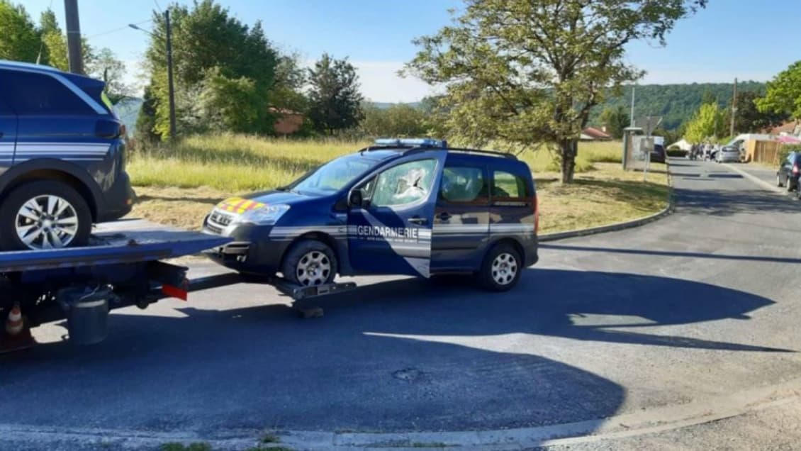 Un véhicule de gendarmerie endommagé par le forcené au Lardin-Saint-Lazarre, dimanche 30 mai 2021 Un véhicule de gendarmerie endommagé par le forcené au Lardin-Saint-Lazarre, dimanche 30 mai 2021