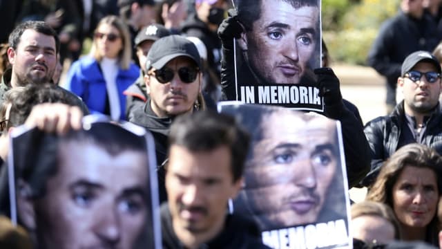 Des portraits d'Yvan Colonna lors d'un rassemblement, le 3 avril 2022 à Ajaccio, après la mort du militant nationaliste corse