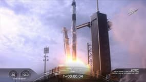   J-1 avant le lancement du premier vol habité de SpaceX 