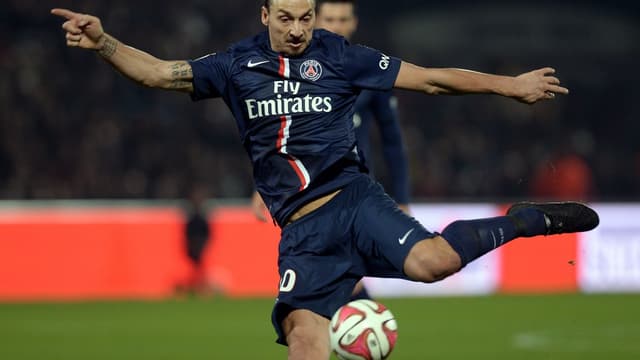 Zlatan Ibrahimovic porte actuellement des chaussures recouvertes d'encre noire afin de cacher le nom du sponsor.