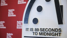 L'heure de l'horloge du Jugement dernier 2025 est affichée après la révélation de l'heure par le Bulletin of the Atomic Scientists à l'Institut de la paix des États-Unis le 28 janvier 2025 à Washington, DC.