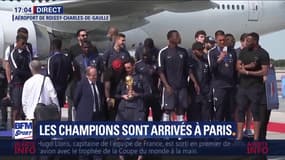 Hugo Lloris, Coupe du monde à la main, fait sa sortie de l'avion, suivi par les Bleus !