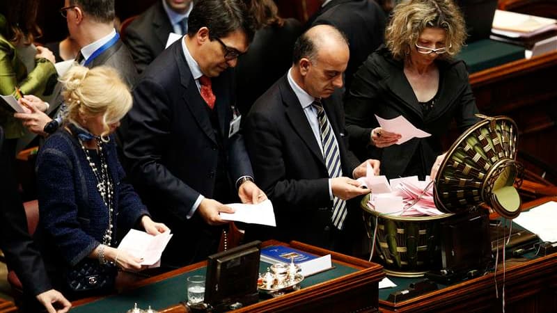 Dépouillement des votes à l'issue du troisième tour pour élire le chef de l'Etat italien. Le parlement n'est pas parvenu vendredi à élire un président, en attendant l'entrée en lice de l'ancien président du Conseil Romano Prodi dans l'après-midi. Cette is
