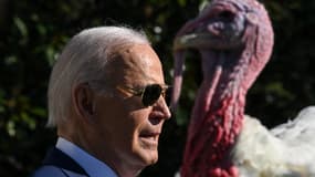 Le président américain Joe Biden gracie les dindes Peach and Blossom de Thanksgiving sur la pelouse de la Maison Blanche à Washington, le 25 novembre 2024. 