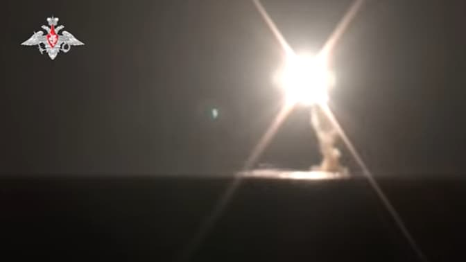 Une vidéo, rendue publique par le ministère, a montré l'engin hypersonique s'envolant dans un éclat de lumière au milieu de la nuit depuis le sous-marin nucléaire
