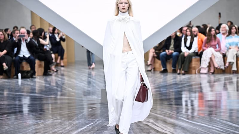 Un mannequin présente une création Dior pour la collection Prêt-à-porter Femme Printemps-Été 2026 dans le cadre de la Fashion Week de Paris, à Paris le 1er octobre 2025.