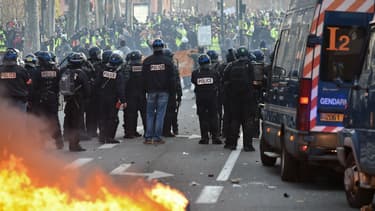 Les forces de l'ordre font face aux manifestants lors de la quatrième journée mobilisation des gilets jaunes à Paris, le 8 décembre 2018
