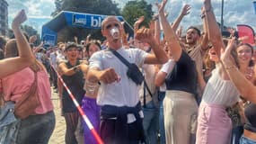 Les visiteurs se sont élancés depuis l'Esplanade du Champ de Mars pour tenter de battre le record de la plus grande chenille.