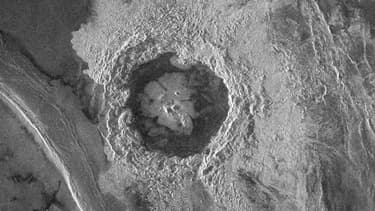 Image radar du cratère Dickinson sur la surface de Vénus, prise par la sonde Magellan en 1996.