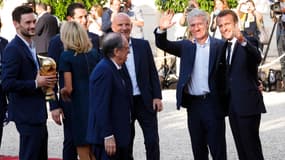 Emmanuel Macron recevant Didier Deschamps, Guy Stéphan, Noël Le Graët et l'équipe de France à l'Elysée, le 16 juillet 2018