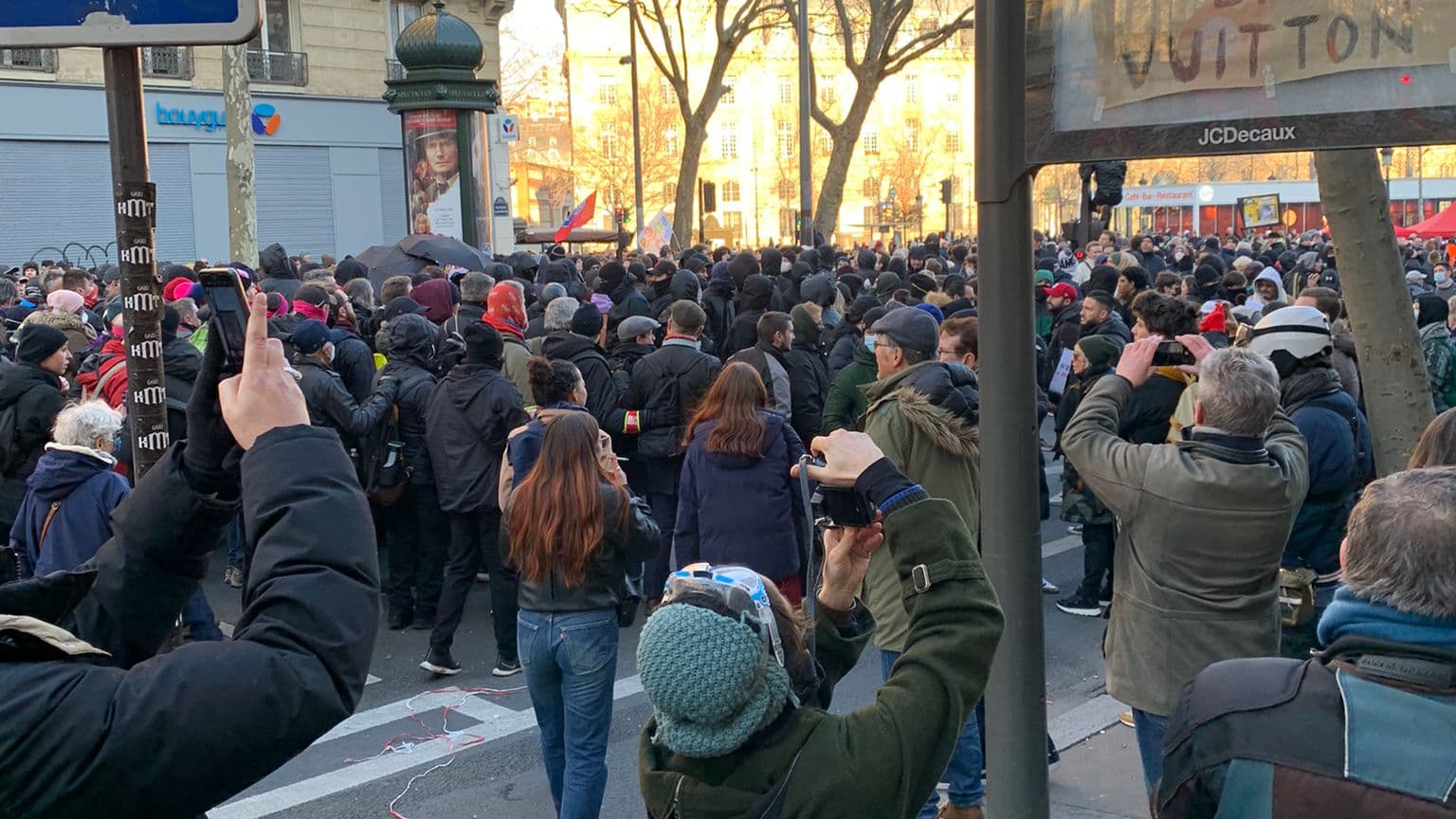 Des personnes cagoulées place de la République à Paris