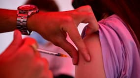 Une femme se fait vacciner contre le Covid-19.