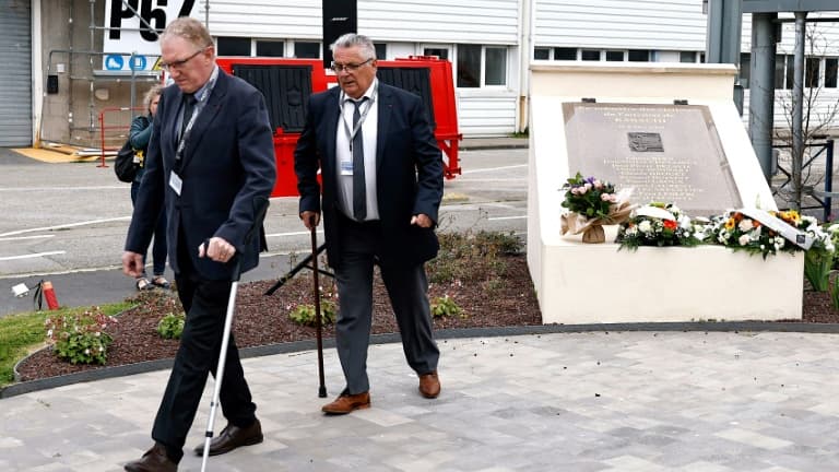 Des blessés rendent hommage à leurs collègues victimes de l'attentat de Karachi, lors d'une commémoration le 8 mai 2022 à Cherbourg, au site de Naval Group (ex-DCN)