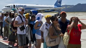 Des touristes font la queue pour quitter la zone du Mexique touchée par l'ouragan, le 16 septembre.