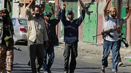 Des combattants rebelles célèbrent la prise de Zaouïah, dimanche. Les insurgés ont lancé mercredi une attaque pour prendre la raffinerie située en marge de la ville, une des dernières sources d'approvisionnement en carburant des forces fidèles à Mouammar