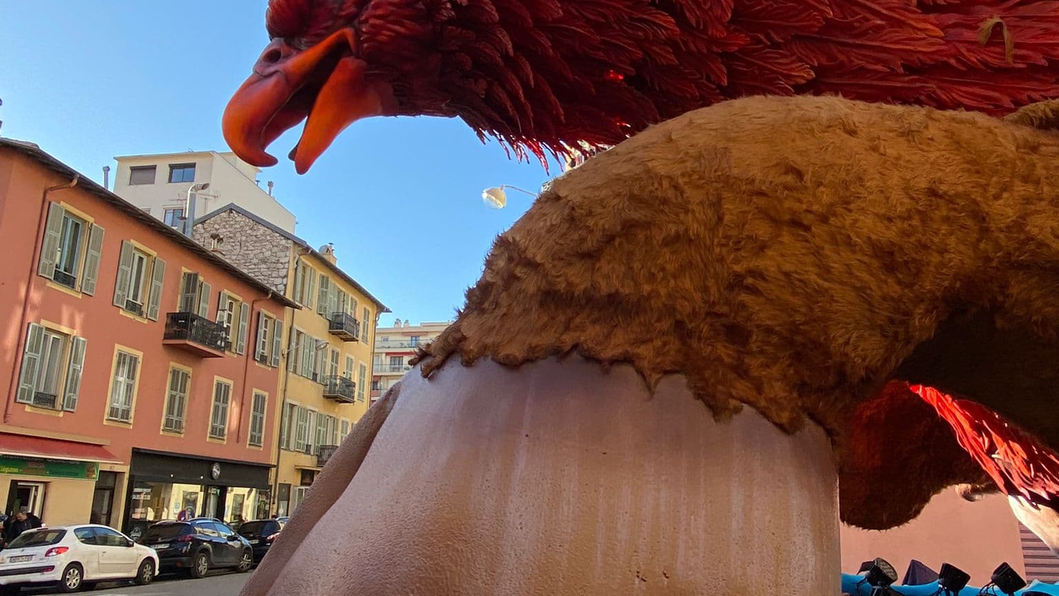 Le montage des chars du carnaval de Nice.
