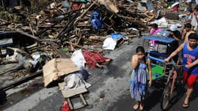 Les survivants de la ville de Tacloban aux Philippines après le passage du typhon Haiyan le 10 novembre 2013.
