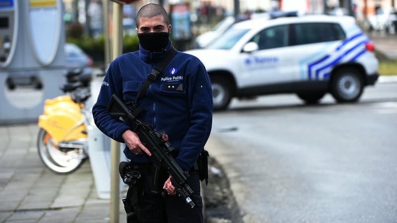 Un policier belge patrouille près d'une station de tramway, le 25 mars, dans la commune bruxelloise de Schaerbeek. 