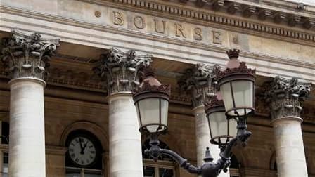 Les Bourses européennes repartent à la baisse vendredi au lendemain d'un vif rebond, tirées par les valeurs financières, l'interdiction des ventes à découvert sur ces titres dans quatre pays de la zone euro, dont la France, n'ayant apparemment pas desserr