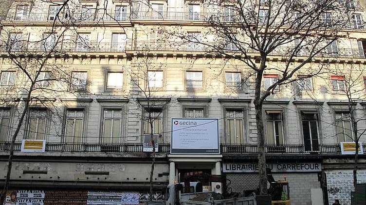 La façade de l'édifice, au début des travaux en 2010