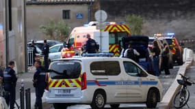 La police municipale française se tient près de ses véhicules dans une zone bouclée autour du tribunal judiciaire après la mort de deux personnes dans une fusillade à Montpellier le 20 février 2024. 