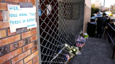 Des fleurs placées à l'endroit où un garçon de 15 ans a été abattu à Bondy, en Seine-Saint-Denis, le 27 février 2021