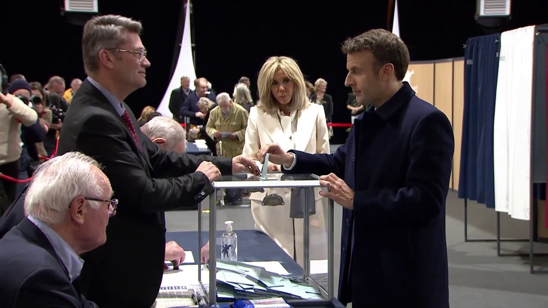 Emmanuel Macron vote pour le premier tour de l'élection présidentielle, le 10 avril 2022 Emmanuel Macron vote pour le premier tour de l'élection présidentielle, le 10 avril 2022